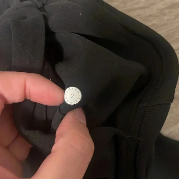 NWOT Lululemon On the Fly Skirt Woven Black Size 2 Quick-Dry Travel Mid-Rise - Picture 4 of 6